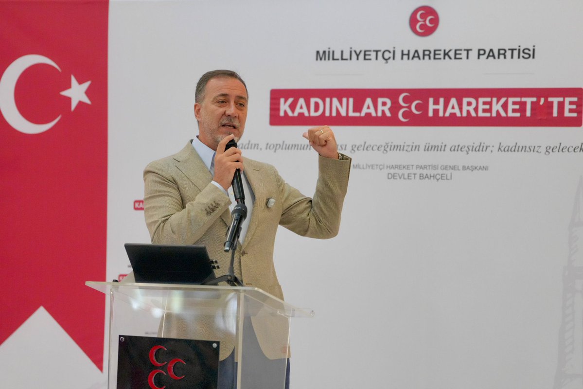ahmetzen's tweet photo. KADINLAR HAREKET'TE

Bu sabah itibarıyla 39 ilçemizi kapsayacak yeni bir program serimizi "Bismillah" diyerek başlattık.

Genel Başkanımız Sayın Devlet Bahçeli'nin 'Kadınlar toplumumuzun aynası, geleceğimizin ümit ateşidir; kadınsız gelecek olmaz' sözünden yola çıkarak, "KADINLAR HAREKET'TE" temasıyla başlattığımız toplantılarımızın ilk durağında Bayrampaşa ilçemizdeydik.

Çok kıymetli, asil hanımefendilerin coşkulu katılımları için her birine şükranlarımı sunuyorum. 

Kadınlarımızın teşkilatlarımıza ve programlarımıza aktif katılımlarıyla İstanbul'da yeni bir sayfa açacağımıza canı gönülden inanıyorum. Hep birlikte başaracağız.🇹🇷

Volkan YILMAZ 
MHP İstanbul İl Başkanı