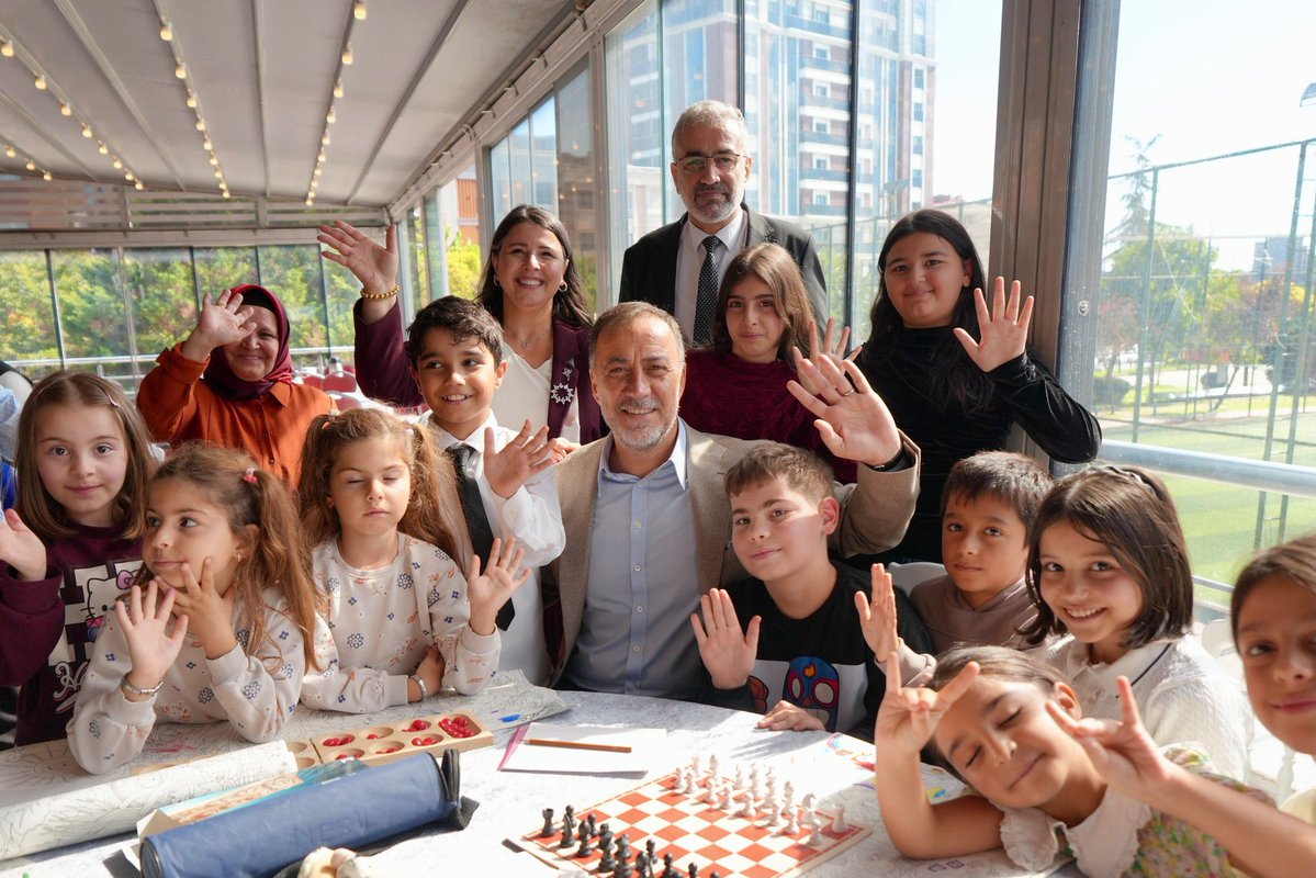 ahmetzen's tweet photo. KADINLAR HAREKET'TE

Bu sabah itibarıyla 39 ilçemizi kapsayacak yeni bir program serimizi "Bismillah" diyerek başlattık.

Genel Başkanımız Sayın Devlet Bahçeli'nin 'Kadınlar toplumumuzun aynası, geleceğimizin ümit ateşidir; kadınsız gelecek olmaz' sözünden yola çıkarak, "KADINLAR HAREKET'TE" temasıyla başlattığımız toplantılarımızın ilk durağında Bayrampaşa ilçemizdeydik.

Çok kıymetli, asil hanımefendilerin coşkulu katılımları için her birine şükranlarımı sunuyorum. 

Kadınlarımızın teşkilatlarımıza ve programlarımıza aktif katılımlarıyla İstanbul'da yeni bir sayfa açacağımıza canı gönülden inanıyorum. Hep birlikte başaracağız.🇹🇷

Volkan YILMAZ 
MHP İstanbul İl Başkanı