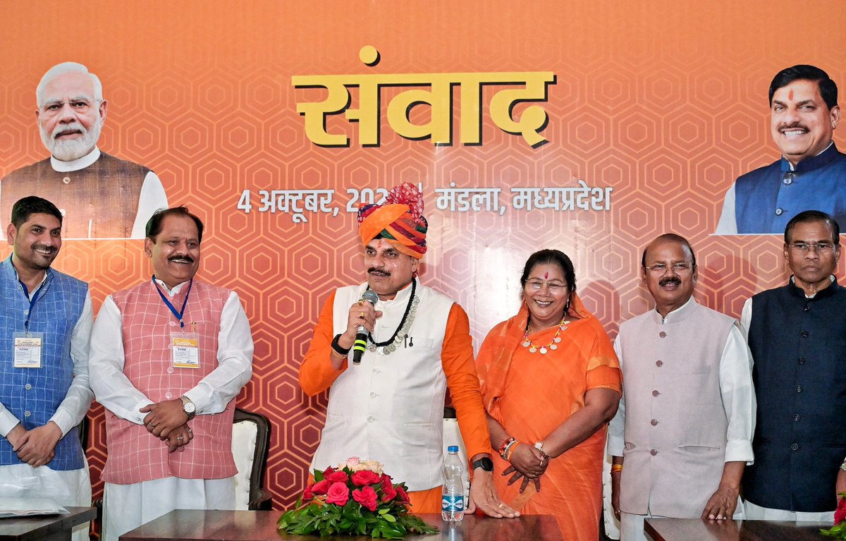 DrMohanYadav51's tweet photo. आज मंडला प्रवास के दौरान कार्यकर्ता बंधुओं से आत्मीय भेंट की। https://t.co/VnqV8Yj6Ze