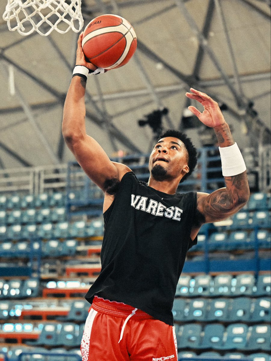 PallVarese's tweet photo. Biancorossi in campo a Scafati 👊

📸 Ciamillo&amp;Castoria 

#NoiSiamoVarese https://t.co/QN4Hw74fXw