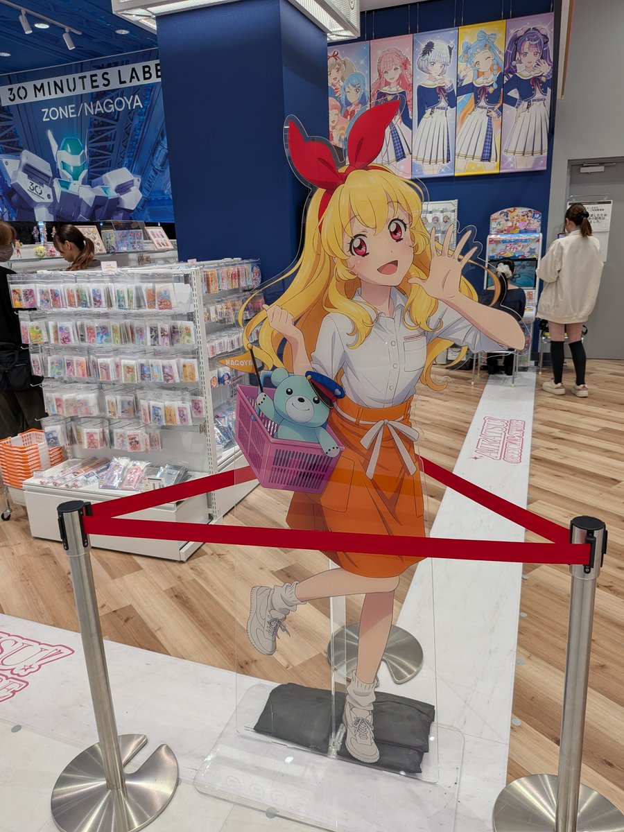 kochaprin's tweet photo. @m_Sing_KB そうなの！これは名古屋のオフィシャルショップだよ！！
すんごい良かった
グッズもすごく豊富だし昔の筐体も置いてあるし曲もバンバン流れてるしで凄い楽しかった(≧∇≦)
なによりノエルちゃんのグッズがちゃんと置かれてて神だった…… https://t.co/4G1kCAYgDX