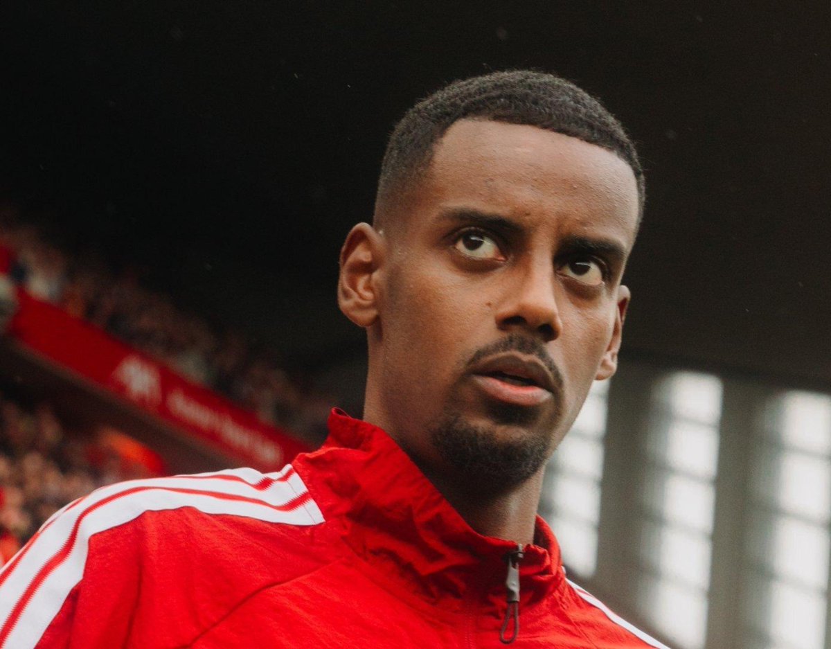 ThePitchD's tweet photo. 🚨 BREAKING: Alexander Isak has left the Sweden squad with a thigh problem. 😳

He scored against Romania in the first game of the break. 🇸🇪

#Isak #Liverpool #ThePitchD https://t.co/U8csz1keoZ