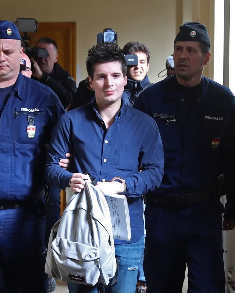 Netizenbola123's tweet photo. Rui Pinto, orang di balik dokumen bocor yang menyebar dosa Manchester City, mengatakan bahwa ia kini berada dalam situasi yang MENGANCAM JIWA.

Setelah putusan bersalah Manchester City secara resmi dikonfirmasi, program perlindungan saksi Portugal memberitahu Pinto bahwa perlindungannya akan DIHENTIKAN.

Pinto mengatakan bahwa ia telah menerima beberapa ancaman serius.

Hidupnya kini terus berpindah-pindah, secara rahasia, untuk jangka waktu yang belum ditentukan.

Nyawanya jadi target, karena telah membongkar kebohongan orang-orang besar.