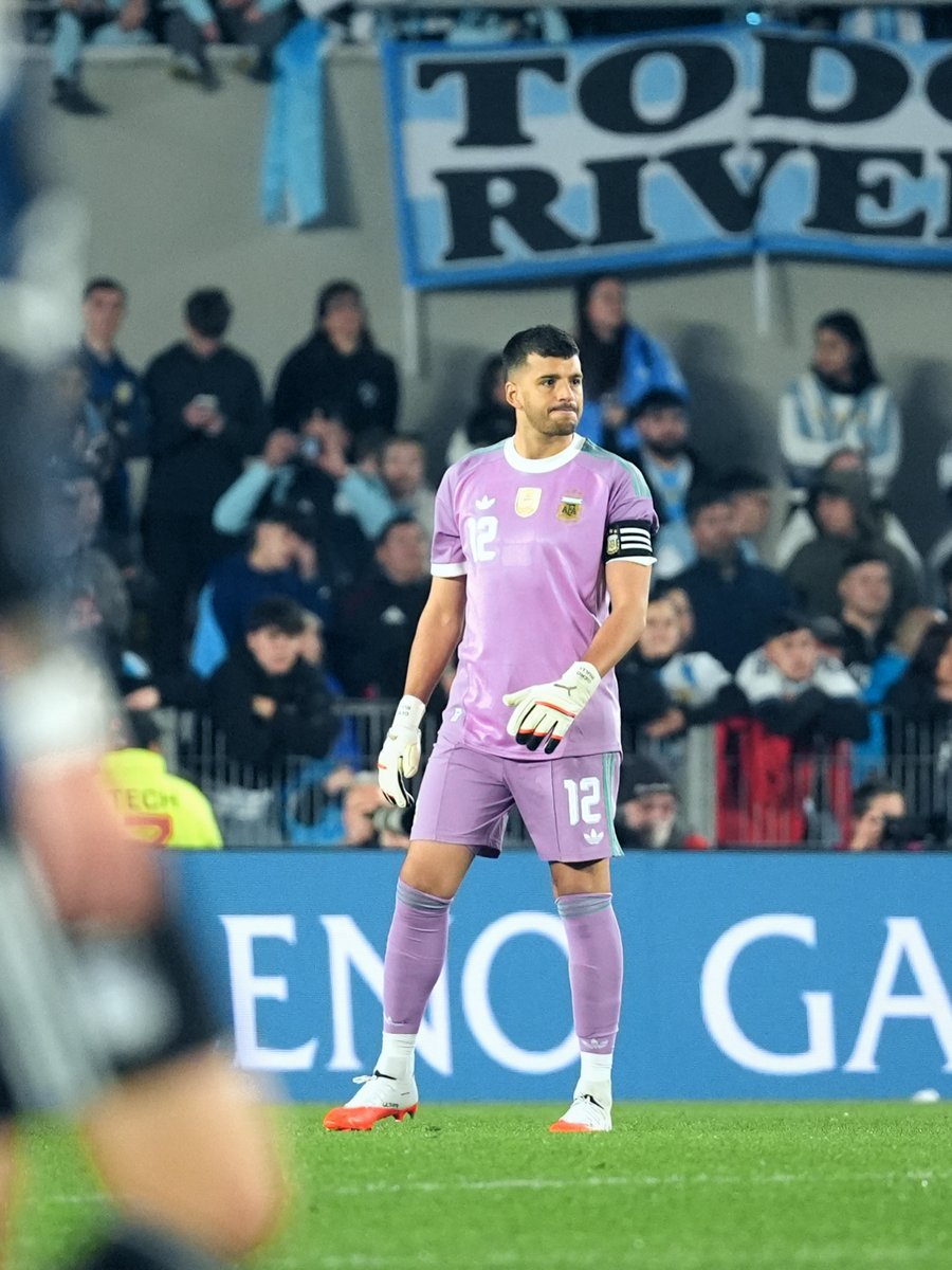 EdelpOficial's tweet photo. ¡Pinchas de Selección! 🇦🇹🇦🇷 Tomás Palacios debutó con la camiseta de la Selección Argentina en el amistoso ante Burkina Faso, en donde disputó 45 minutos en la zaga central. Gero Rulli también sumó minutos en el arco y recibió la cinta de capitán de manos de Emiliano Martínez. ¡Felicitaciones a ambos! 👏

📸 @Argentina