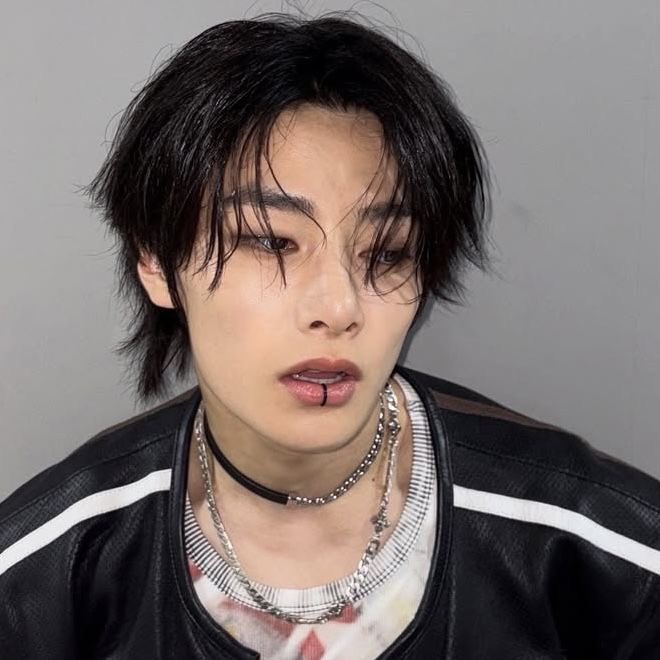 hyunpunzl's tweet photo. if jeongin grows his black hair out does that mean… https://t.co/SD09CjLnWf