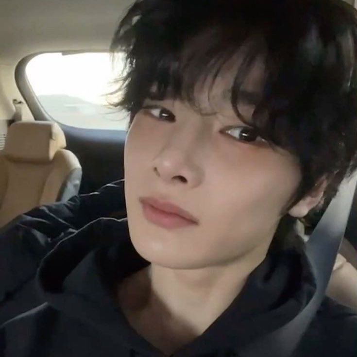 hyunpunzl's tweet photo. if jeongin grows his black hair out does that mean… https://t.co/SD09CjLnWf