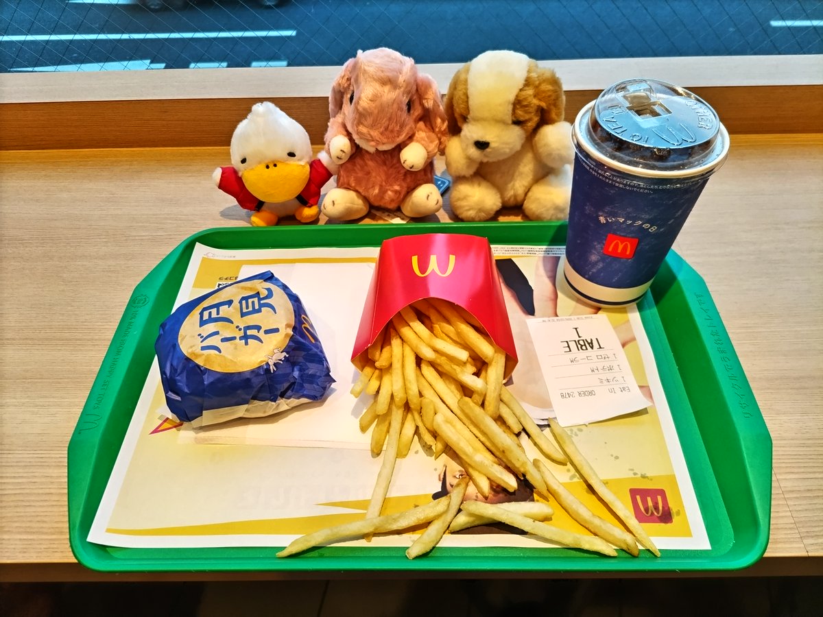 koietan's tweet photo. 今日はおともだちの命日なので巣鴨のサイゼリヤと聖地マックに行きました。
いつもの儀式のお供えです。
日本人は儀式やお祭りが大好きなのです。 https://t.co/AUVQf6u8ro