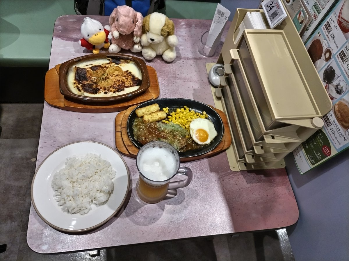 koietan's tweet photo. 今日はおともだちの命日なので巣鴨のサイゼリヤと聖地マックに行きました。
いつもの儀式のお供えです。
日本人は儀式やお祭りが大好きなのです。 https://t.co/AUVQf6u8ro
