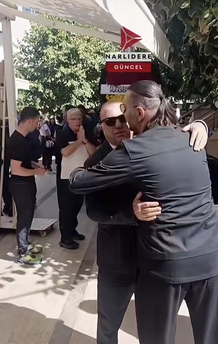 burhancanterzii's tweet photo. Fatih Terim, babasını kaybeden Necati Ateş’i acı gününde yalnız bırakmadı. (Narlıdere Güncel) https://t.co/3hdSNZZhlT