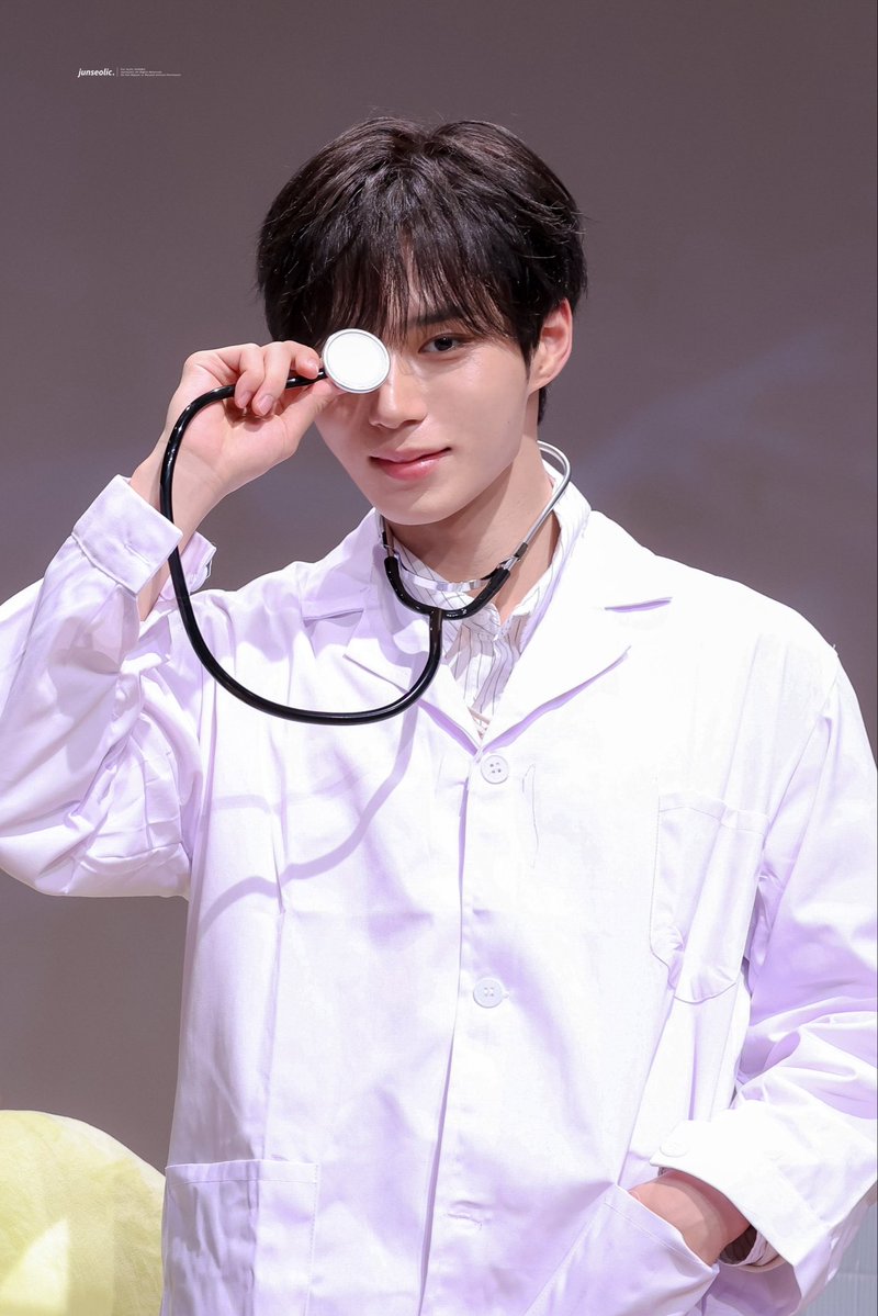 junseoseo11's tweet photo. ジュンソ先生の研修医時代🩺🚑 https://t.co/nV6wryGibK