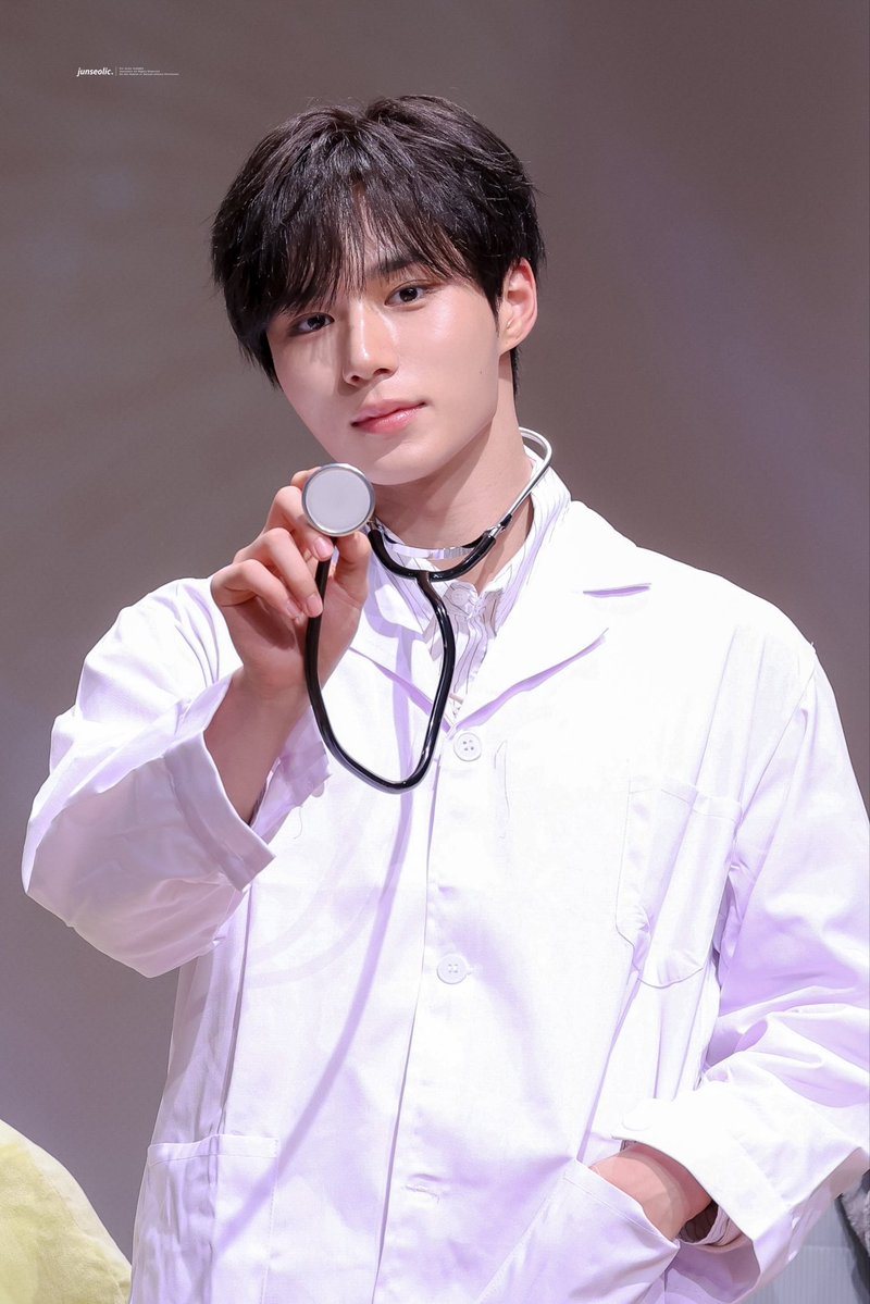 junseoseo11's tweet photo. ジュンソ先生の研修医時代🩺🚑 https://t.co/nV6wryGibK