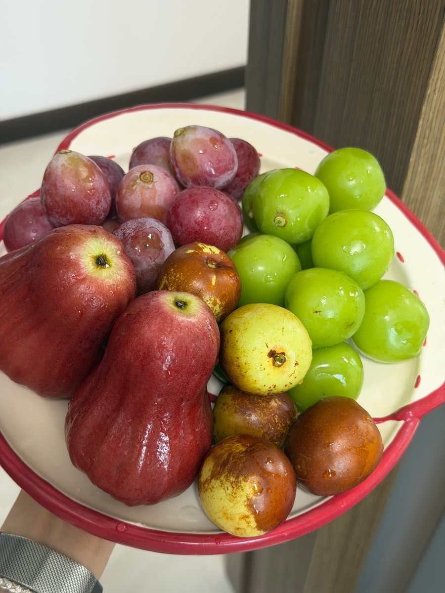 Calistaxcv's tweet photo. Loves eating all kinds of fruit. https://t.co/3BLjyniiom