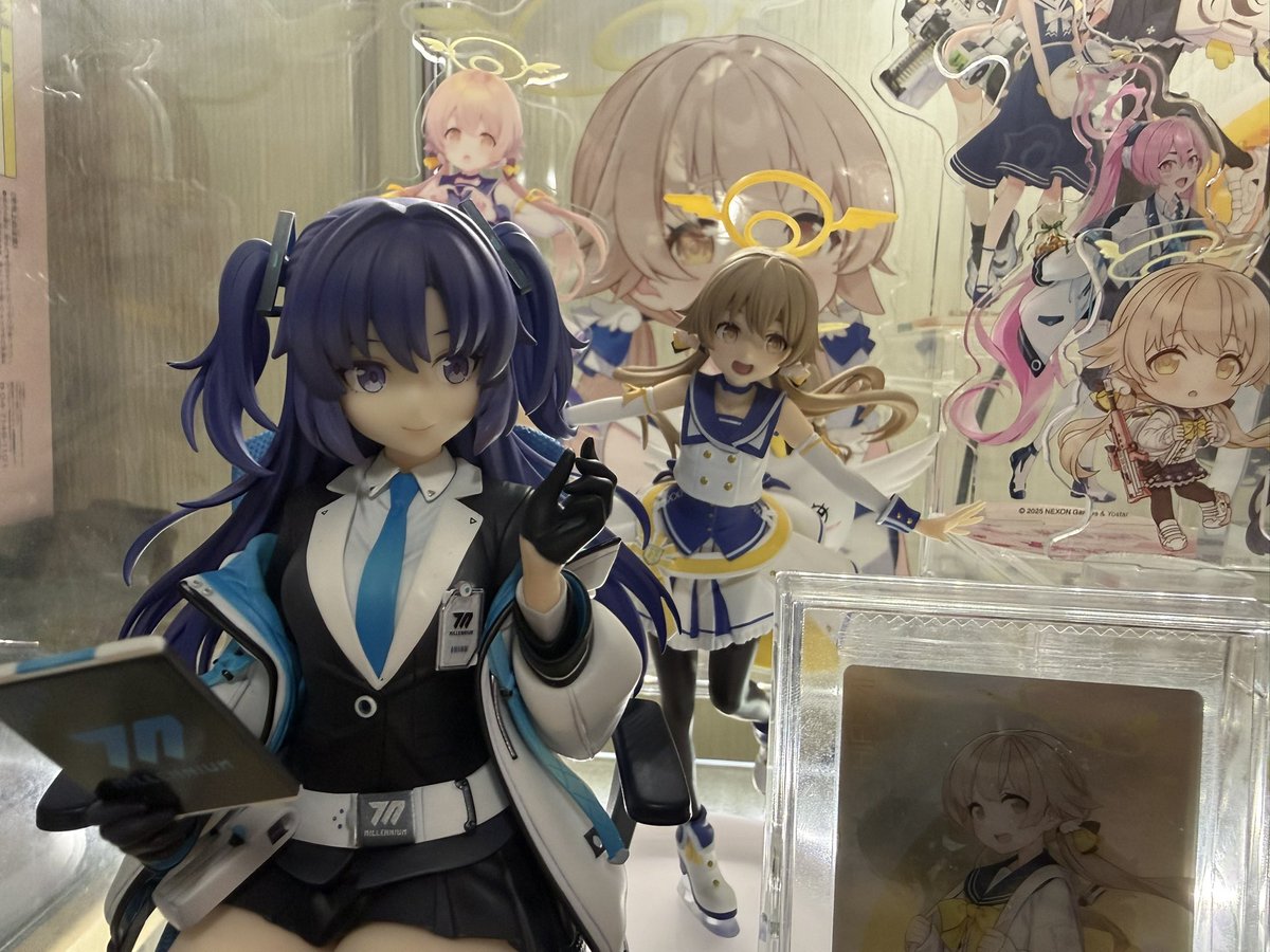 reru_maa's tweet photo. 箱のクオリティも高くて未開封のまま飾るのも悩んだけどガラスケースあるしで開封してガラスケースに飾りました笑 https://t.co/ebT7mjJrGq
