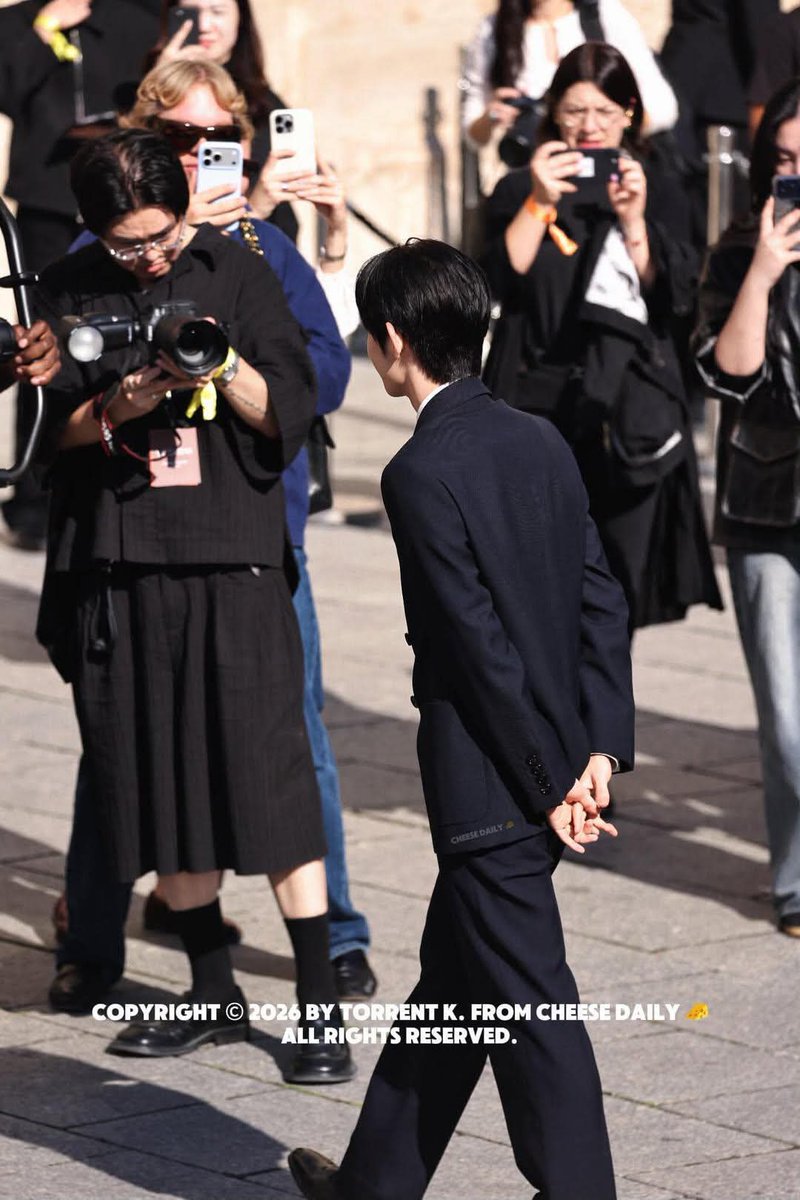 Arianne098's tweet photo. I love thee to the depth and breadth and height
My soul can reach, when feeling out of sight
For the ends of being and ideal grace.
- Sonnet 43 -
PARK SIWOO NEW ERA

PARK SIWOO AT VALENTINO PFWSS27
#PARKSIWOOxVALENTINO
#VALENTINOPFWSS27
#PARKSIWOO https://t.co/9VNCU7Efsb