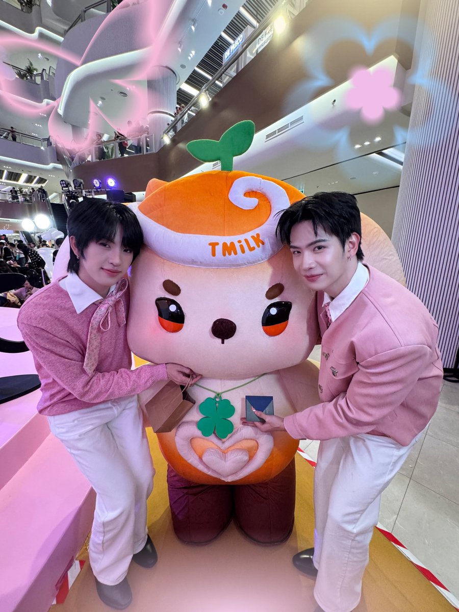 TMiLK_Domundi's tweet photo. มิ้วจ๋าเอารูปน่ารักๆ ของ เตี่ยจ๋ามี๊จ๋ากับมิ้วจ๋า มาฝากค่ะ 🥰 ชมพู ส้ม ผสมกันก็ยังหวานอยู่น้า 🩷🧡 เห็นรูปแย้วก็คิดถึงม่าอุ้ยอี๊จ๋าทุกคนเลยค่ะ คิดถึงหนูมั้ยนะ 🤲🏻♡✨ อยากเจอ อยากคุย อยากเล่นด้วยที่สุดด มิ้วจ๋ารอคอยแย้ว 🪄🍀

พรุ่งนี้วันจันทร์ ต้องตื่นไปทำหน้าที่ของเด็กน้อยอีกแย้ว 📖 ทำไมวันหยุดถึงสั้นจังคะ 🤭 พรุ่งนี้เช้าอย่าลืมเอาร่มติดกระเป๋ากันไปด้วยนะคะ เหมือนช่วงนี้อากาศจะแปรปรวน ต้องดูแลตัวเองเป็นพิเศษเลยน้า 🤗 เริ่มต้นจาก ห้ามนอนดึกเกินไปนะคะ จะได้พักผ่อนให้เพียงพอ มานอนกับมิ้วจ๋าน้า 💤 กอดๆ กันเยย คิก ฝันดีนะคะ ม่าอุ้ยอี๊จ๋า พรุ่งนี้เช้าเจอกันค่ะ 😍🧡🌱

#LatteKim #TMiLK