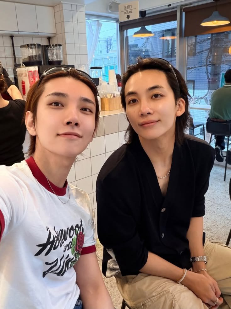 droptheumak's tweet photo. ketika mas pns bertemu si manis di commuter line

https://t.co/l7bgQdnZ9R

part of #0522REALMS_15Days_Challenge #윤홍 @0522REALMS https://t.co/6IJ0n8Avzt