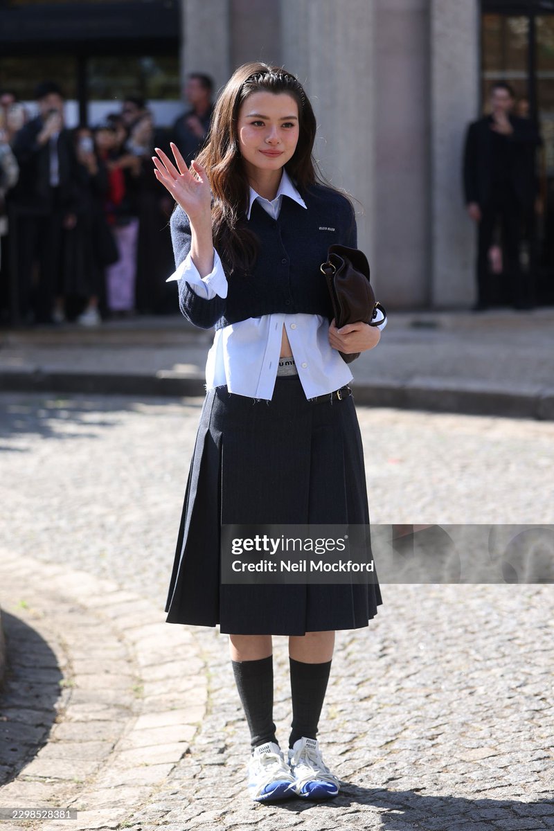 TrendyUpdate_th's tweet photo. BECKY AT MIU MIU SS27! 💙🇫🇷

👗 “เบ็คกี้ – รีเบคก้า” เสิร์ฟลุคคุณหนูฟรอนต์โรว์สุดปังในฐานะแขกคนสำคัญของ Miu Miu ร่วมชมคอลเล็กชั่น Spring/Summer 2027 ณ ปารีส พร้อมเติมความสดใสและ playful charm แบบฉบับสาว Miu Miu ได้อย่างลงตัว ✨

REBECCA X MIU MIU PFWSS27 
#MiuMiuSS27xBecky #MiuMiuPFWxBecky 
#beckysangels #BeckyArmstrong‌ 
#MiuMiuSS27 #MiuMiu
@MIUMIUofficial