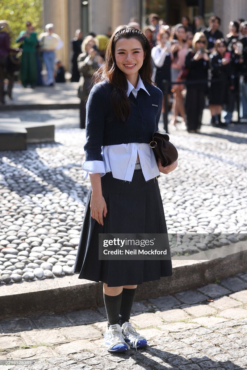 TrendyUpdate_th's tweet photo. BECKY AT MIU MIU SS27! 💙🇫🇷

👗 “เบ็คกี้ – รีเบคก้า” เสิร์ฟลุคคุณหนูฟรอนต์โรว์สุดปังในฐานะแขกคนสำคัญของ Miu Miu ร่วมชมคอลเล็กชั่น Spring/Summer 2027 ณ ปารีส พร้อมเติมความสดใสและ playful charm แบบฉบับสาว Miu Miu ได้อย่างลงตัว ✨

REBECCA X MIU MIU PFWSS27 
#MiuMiuSS27xBecky #MiuMiuPFWxBecky 
#beckysangels #BeckyArmstrong‌ 
#MiuMiuSS27 #MiuMiu
@MIUMIUofficial