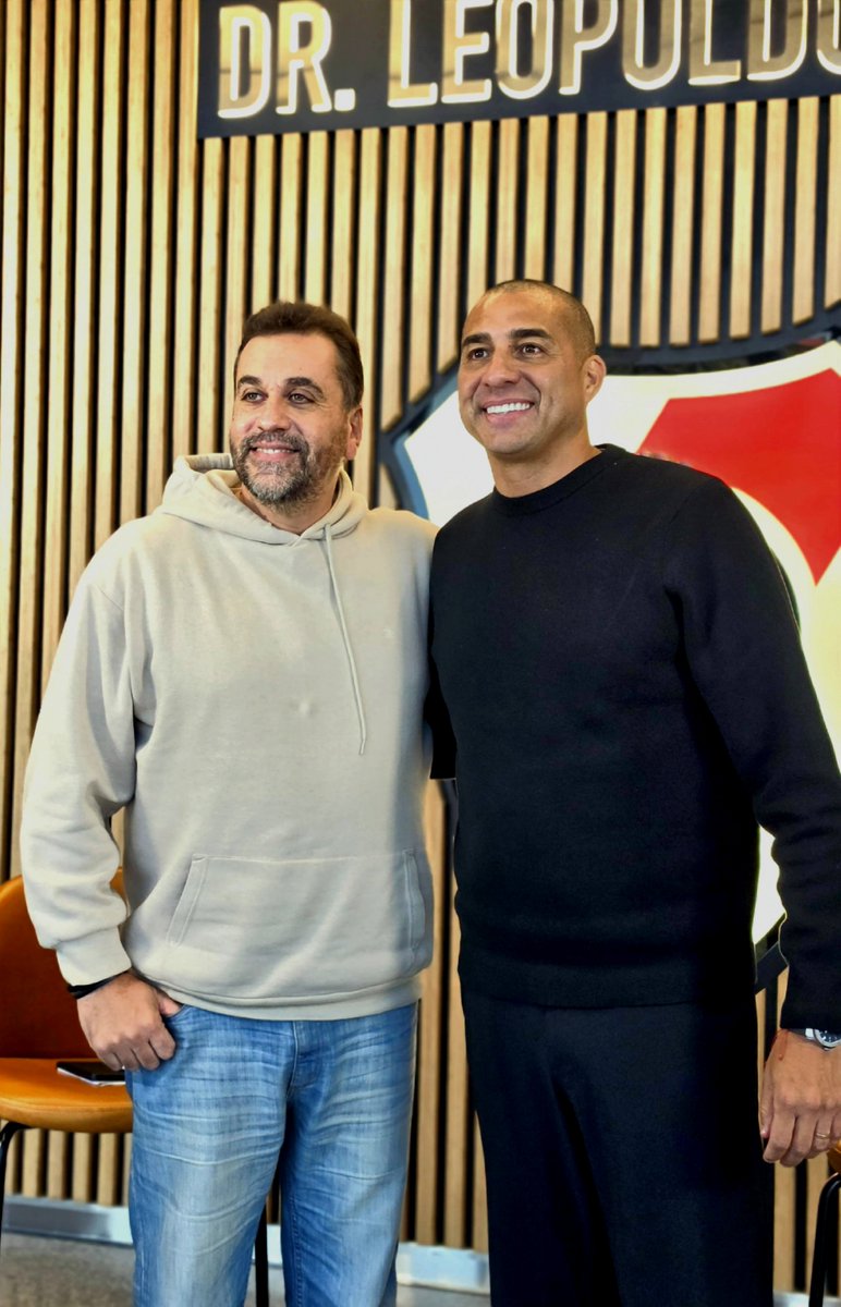 DistasioNicolas's tweet photo. Fotos con una figura internacional que jugó para #riverplate. Muchas gracias @trezeguetofficial por sumarte a esta serie de entrevistas que venimos realizando desde hace un tiempo en @riverlpm con futbolistas emblematicos de la historia de nuestro Club.

https://t.co/6Lls93IYR0 https://t.co/LrDkbW1926