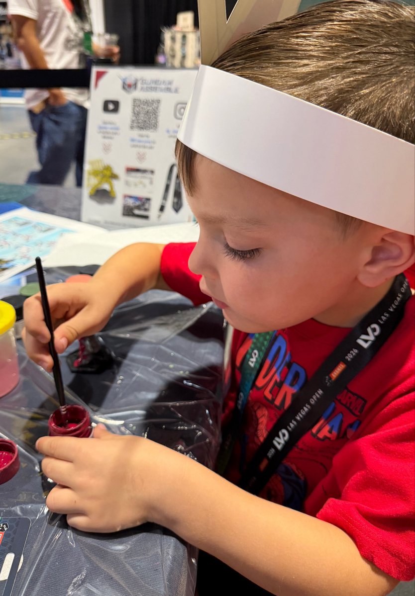 TheDadLife's tweet photo. First mini. First game. Took it all home before the release 🔥

Hit the @BandaiHobbyUS booth at Las Vegas Open. He painted his first miniature and playtested Gundam Assemble. Bought Starter Set 01 prerelease and took it home! 

Welcome to miniatures 😎 https://t.co/G0r78YZ9Je