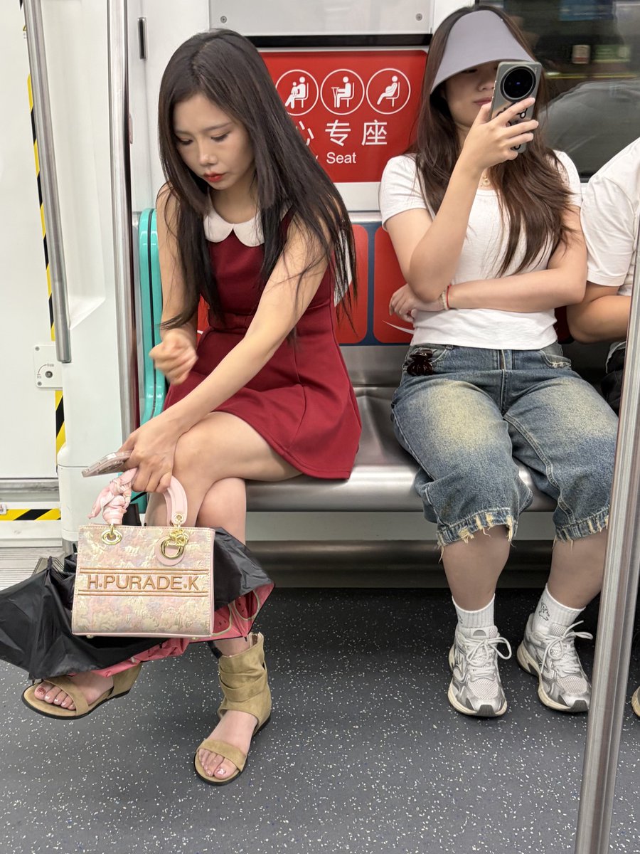 itsmejam11's tweet photo. 小姐姐这美甲好好看😻 https://t.co/1h3D4G4RvZ