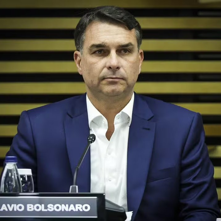 republiqueBRA's tweet photo. 🗣️ “É muito triste como o país vote em um cara completamente desqualificado, covarde e burro como o Flávio. Isso é sintoma de que o país está no seu pior momento politicamente. É um cara que a única função dele é ser filho de um cara que também não era muito inteligente, já diz muito sobre o momento atual. Nenhum eleitor do Flávio sabe explicar por que vota nele. Eu não vi até hoje uma argumentação que seja: ‘Nós precisamos tirar o Lula’. Isso é sintomático”, diz Renan Santos