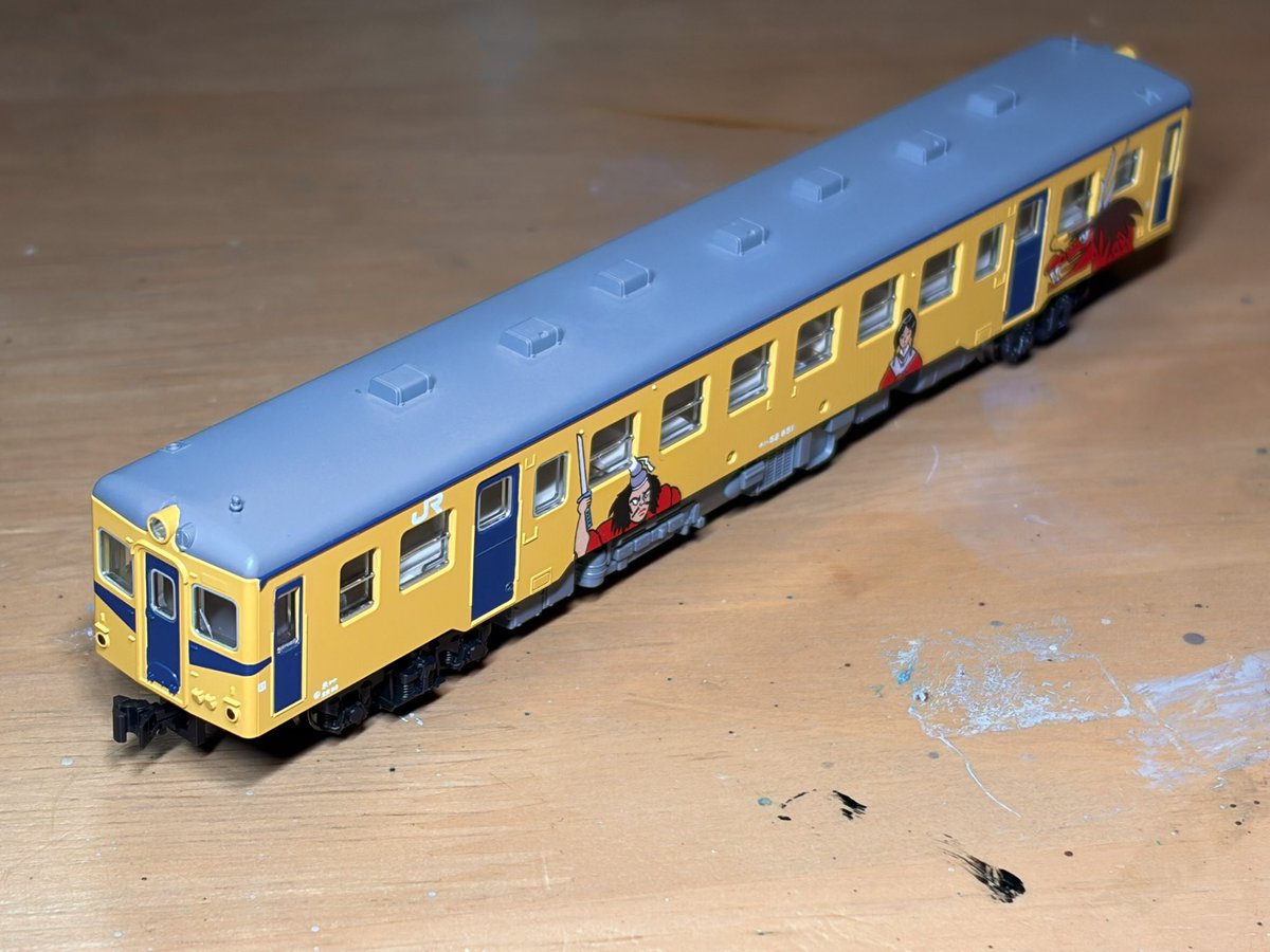 T45k0318's tweet photo. タイガースの優勝セールでジョーシンでカトーのキハ52ヤマタノオロチ色を買ってきた。

　ところでこの車両、半車の荷物車代用として半分ロングシート化された車両だが、どちら側がロング化されたのだろうか？座席の色は何色だったのかちょっと気になる。 https://t.co/jBM4WDJdgT