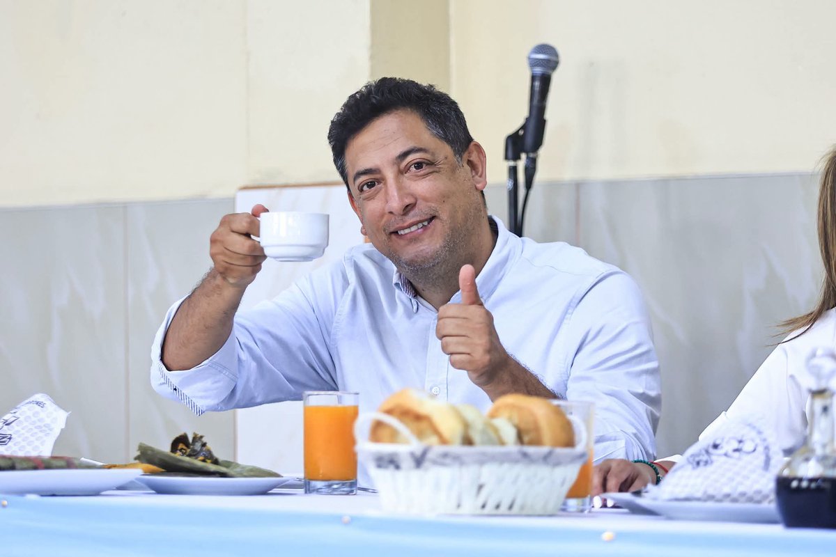 LobitoRojas's tweet photo. ¡Así se empieza el día, con sabor chalaco! ☕😋 Tamal, cafecito y pan con chicharrón para recargar energías. ¡Un desayuno chalacazo! 💙 

#desayuno #domingo https://t.co/v11Jkuexyv