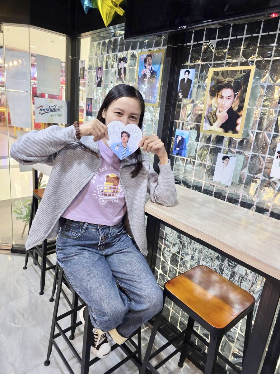 YungyingKu69's tweet photo. เช็คอินคาเฟ่วันสุดท้ายแล้ว🥹
ทท 23 ขวบ หล่อมากค้าบลูก
ขอบคุณชาววิที่น่ารักนะค้าบ🫶🏻💜🩵🍬
#happyTOPTAPday2026
#ToptopiaBDcafe https://t.co/CiSR13jxjs