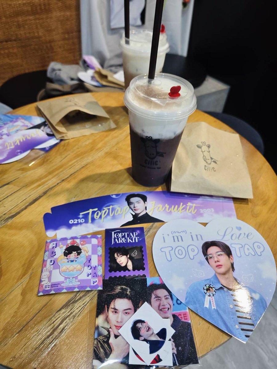 YungyingKu69's tweet photo. เช็คอินคาเฟ่วันสุดท้ายแล้ว🥹
ทท 23 ขวบ หล่อมากค้าบลูก
ขอบคุณชาววิที่น่ารักนะค้าบ🫶🏻💜🩵🍬
#happyTOPTAPday2026
#ToptopiaBDcafe https://t.co/CiSR13jxjs