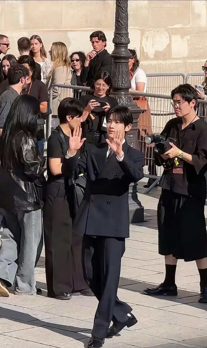 Hanajyzv's tweet photo. Valentino’s refined aesthetic and Siwoo’s graceful presence create an effortlessly beautiful image. He looks perfectly at home in the elegance of Paris Fashion Week.

PARK SIWOO AT VALENTINO PFWSS27
#PARKSIWOOxVALENTINO
#PARKSIWOO https://t.co/Jbpwwu9xXM
