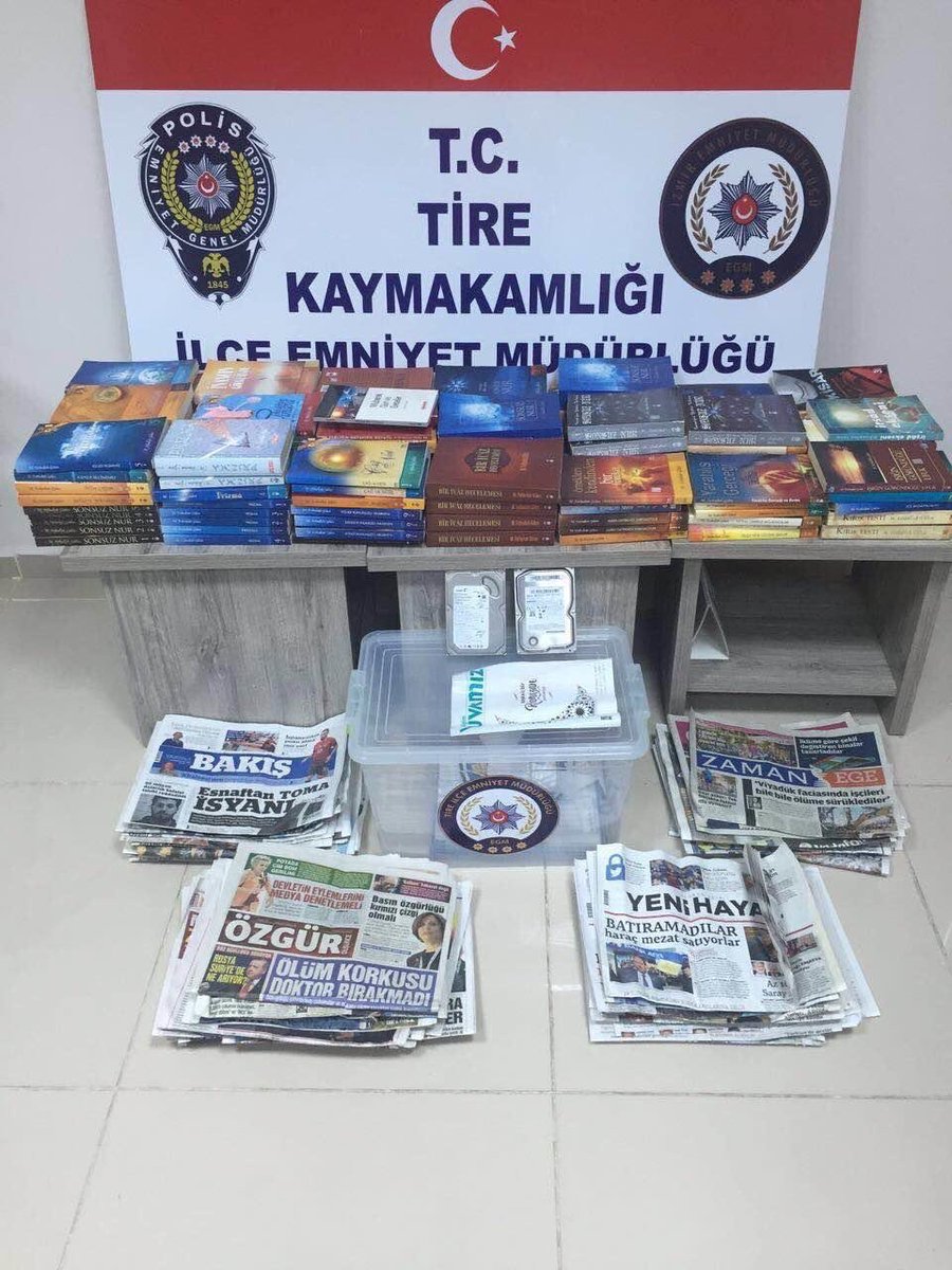 KutluDuranoglu's tweet photo. Şu fotoğraf Cemaat’in suçsuzluğunun en büyük delilidir. 

Darbeye kalkışmış (!) bir örgütün Tire ilçe yapılanmasından ele geçirilenler bunlar işte. Hepsi bu! https://t.co/8VQ7VjCUZq