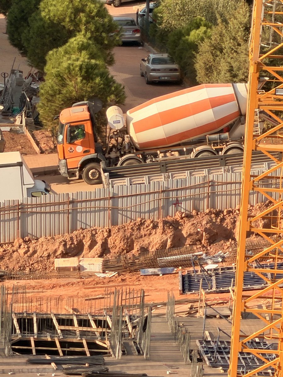 KaanRal's tweet photo. KGM normalde dışardan hizmet alımı yaparken! Karayolları genel müdürlüğüne ait beton kamyonlari neden egeşehir projesinde kullanılıyor? @KarayollariGM @izmirbld https://t.co/XKUm5OVkdR
