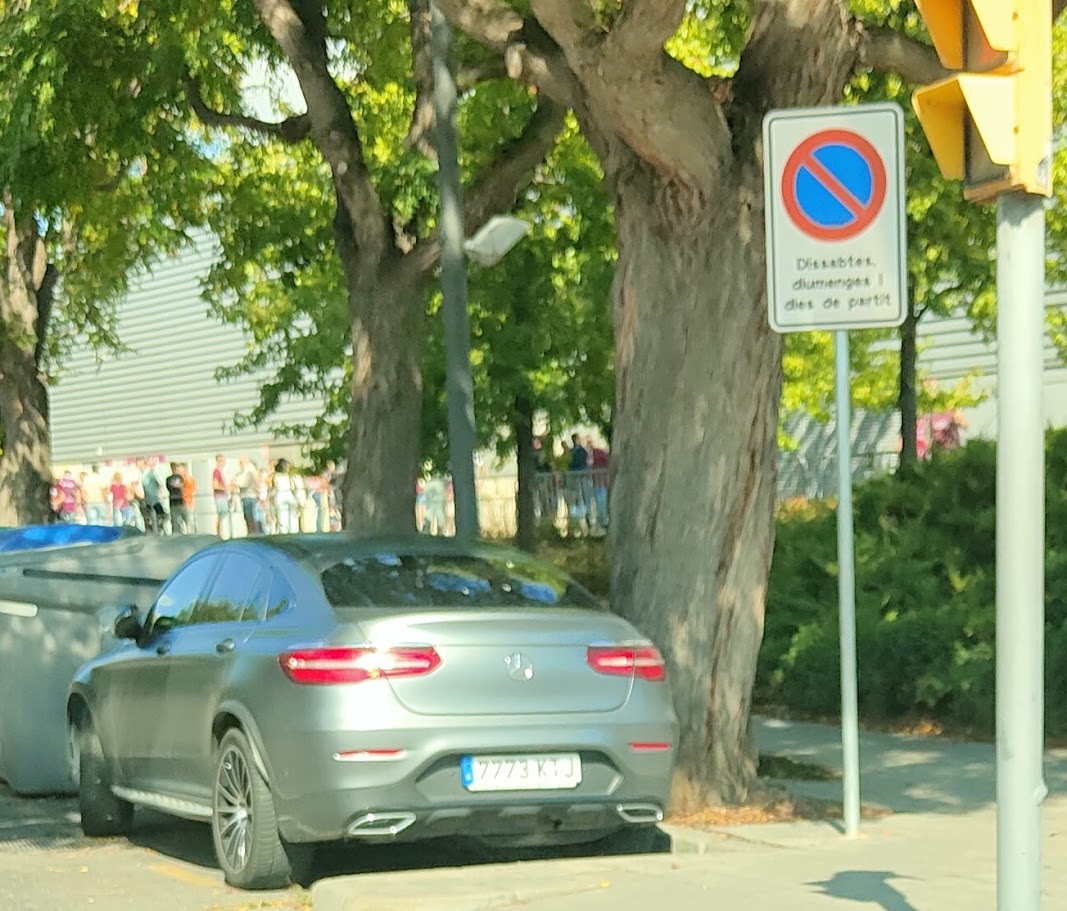jomateix_jo's tweet photo. Aquest matí dia de partit al pavelló Barris Nord de Lleida, jugava l' Ilerna Lleida.
A la imatge es pot veure un SUV Mercedes Benz mal estacionat en una plaça on NO és pot aparcar els dissabtes, diumenges i dies de partit. Sabeu de qui és el Mercedes? de la regidora de la @paerialleida @begonyaiglesias, tot i que segons m'han dit està a nom d'una empresa per "dissimular". Ella si que pot aparcar que la @gUrbanaLleida  no li dirà res. Aquesta és la Lleida del @flarrosa i companyia, que fan el que els hi surt d' allà baix perquè es creuen intocables.
@CiutadansLleida
@UndeLleida
@TerresLleida_AC
@BisLetja
@Furo2Ponent
@RSenalle
@Lleidaronya
@riverolavic