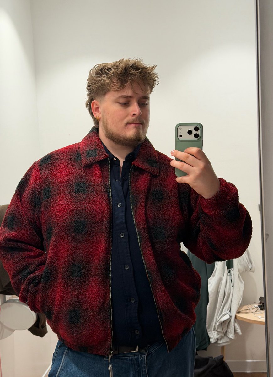 Pato_Gordito_'s tweet photo. Chubbed up in the changing room😳 https://t.co/k7RNZiaX1G