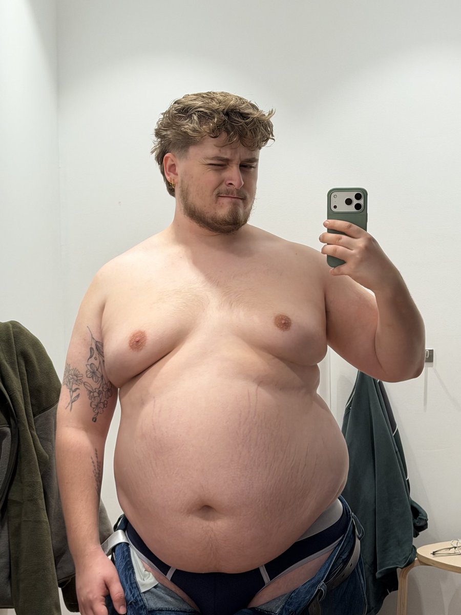 Pato_Gordito_'s tweet photo. Chubbed up in the changing room😳 https://t.co/k7RNZiaX1G