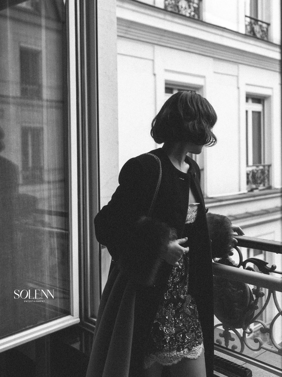 Solenn_Ent's tweet photo. Quiet room, loud fashion 🖤

SAROCHA X VALENTINO PFW SS27

#ValentinoSS27xFreen #ValentinoAntibiblioteca #ValentinoGaravani #srchafreen #PFW

@valentinoTH @MaisonValentino https://t.co/z4FOuWlmIl