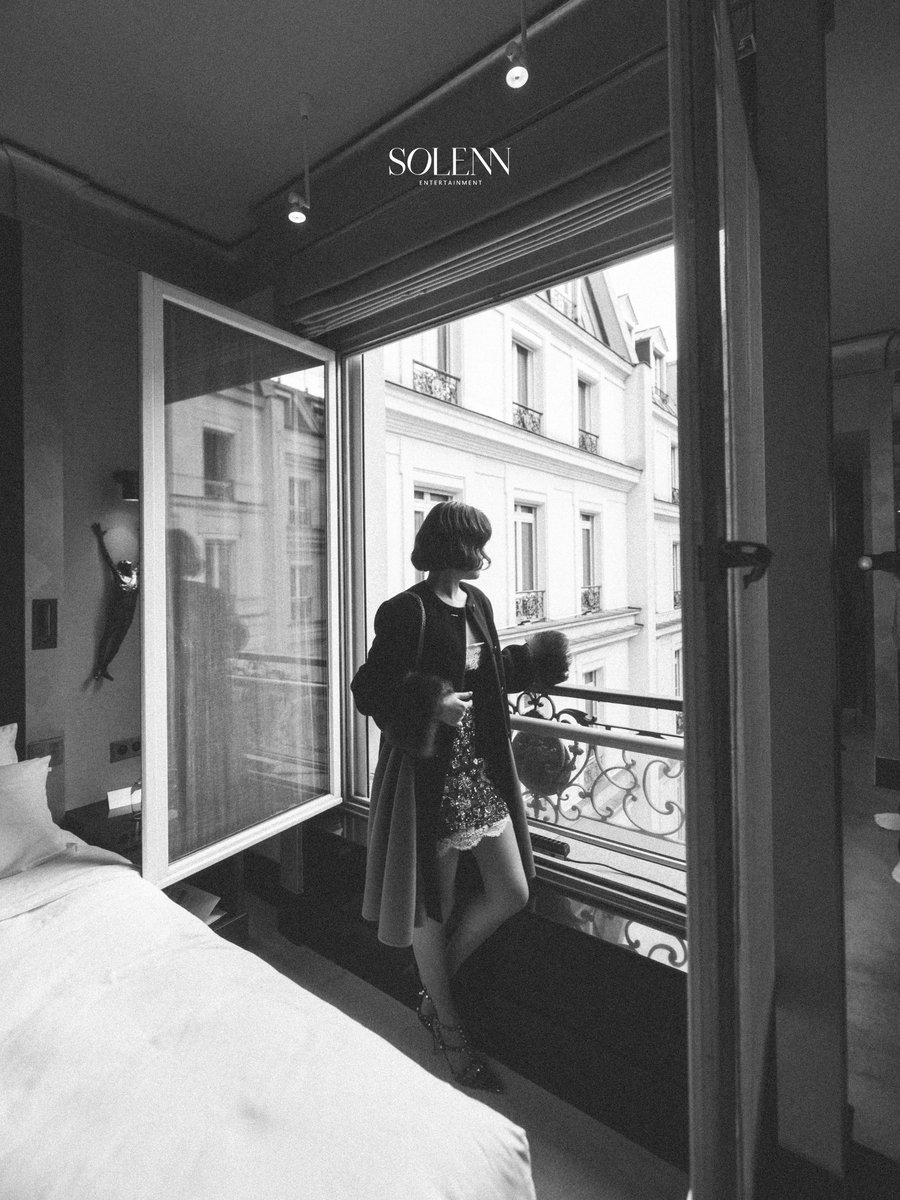 Solenn_Ent's tweet photo. Quiet room, loud fashion 🖤

SAROCHA X VALENTINO PFW SS27

#ValentinoSS27xFreen #ValentinoAntibiblioteca #ValentinoGaravani #srchafreen #PFW

@valentinoTH @MaisonValentino https://t.co/z4FOuWlmIl