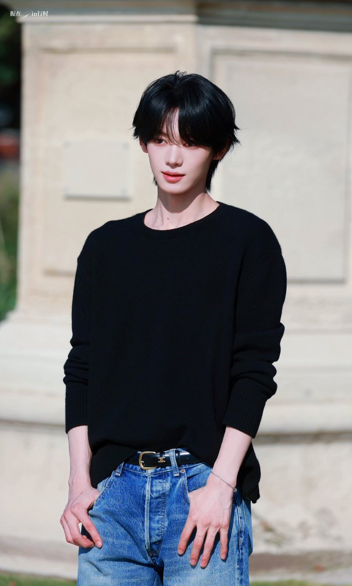 jiunkecil's tweet photo. the photographer                                    the model https://t.co/Se9fbbiWHO
