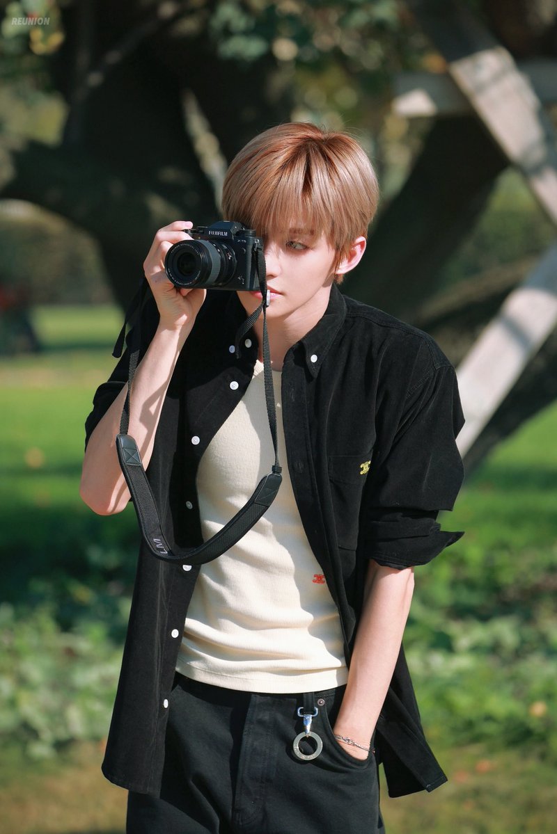 jiunkecil's tweet photo. the photographer                                    the model https://t.co/Se9fbbiWHO