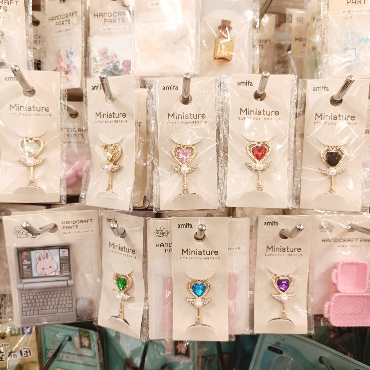 satotoro3taro's tweet photo. amifa
ミニチュア ビジュー付きステッキ
セリア（税込110円）

サイズ:約 幅18.5mm × 高さ43mm

1/12スケール程度のフィギュアや、シルバニアファミリー、小さめのぬいぐるみに持たせるのにちょうど良いミニチュアサイズ🧸

#セリア
#amifa
#ミニチュアビジュー付きステッキ
#推し活　#ぬい活 https://t.co/oFs5TBhrkU