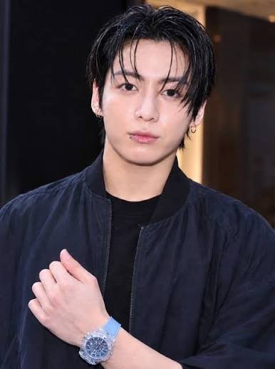 goldenfoufa's tweet photo. Jungkook doesn’t just wear Hublot watches, he makes them look MADE for him. Every watch, every outfit, every detail. 

@Hublot really hit the jackpot with Jungkook. 

HUBLOT FOR JUNGKOOK
#HUBLOTxJUNGKOOK
HUBLOT X JUNGKOOK
#HUBLOTforJUNGKOOK https://t.co/1AWs389wvd