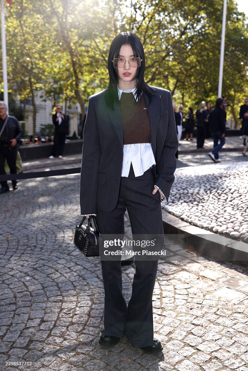 kun_once2129's tweet photo. Miu Miu - Outside Arrivals - Paris Fashion Week - Womenswear Spring/Summer 2027 
#모모 #MOMO 
#트와이스 #TWICE
@JYPETWICE https://t.co/7qAlXamwH7