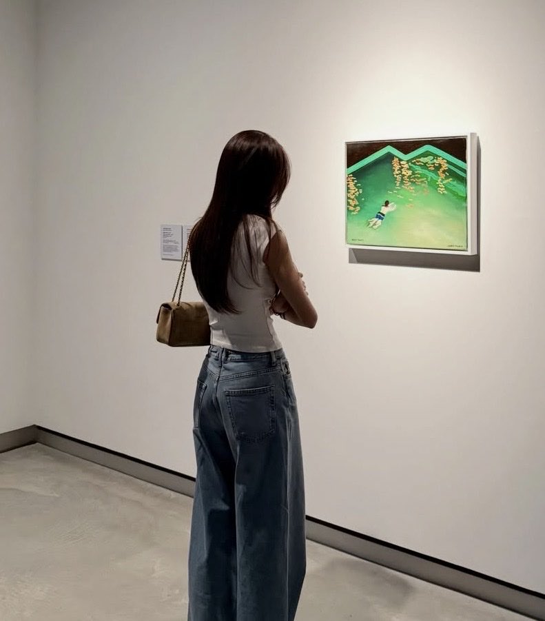 mlformiulena's tweet photo. love it when miu constantly taking candid pics of lena from behind 🫠

#CHANELSS27xLenaMiu
#LalinaLena @lena__lorena 
#MiuNatsha @miunatshaa 
#CHANELSpringSummer 
#CHANEL #PFW @CHANEL https://t.co/XbtrV1TnCk