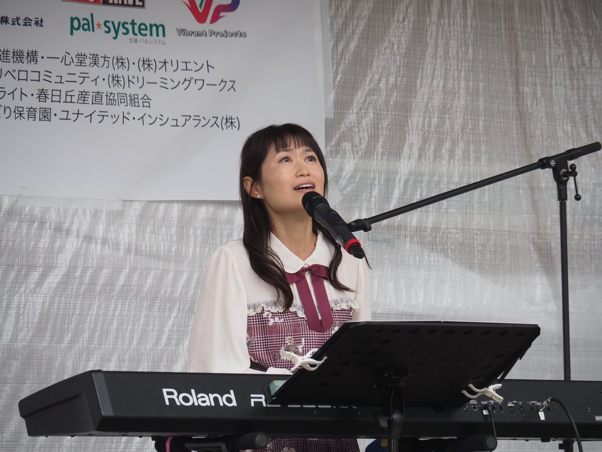 SASATTI0802's tweet photo. あえかさん　
秋の満腹まつり in 浦和（浦和駅西口）　
あえかさんフリーライブに参加するのは約2年ぶり。
2ステージで8曲、あえかさんの澄んだ歌声に癒されるとともに何故か懐かしさを感じました。
NEW CDからの「青春トンネル」はお気に入り曲♪
爽やかなメロディーと歌詞が心に響きます。
＃あえか https://t.co/AVtf2rwZZK