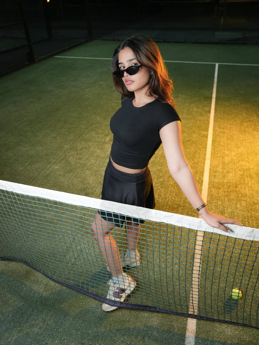 natuguntalu's tweet photo. Ee lanja aa tennis skirt loo aa thodalu eskoni picha kasi ga undi🥵 adey court lo padesi gap ivakunda dengali lanja nii 🤤💦💋🔥 https://t.co/FkZkPbNAOo
