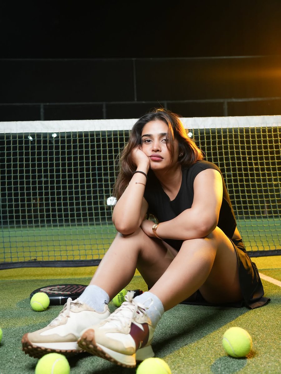 natuguntalu's tweet photo. Ee lanja aa tennis skirt loo aa thodalu eskoni picha kasi ga undi🥵 adey court lo padesi gap ivakunda dengali lanja nii 🤤💦💋🔥 https://t.co/FkZkPbNAOo
