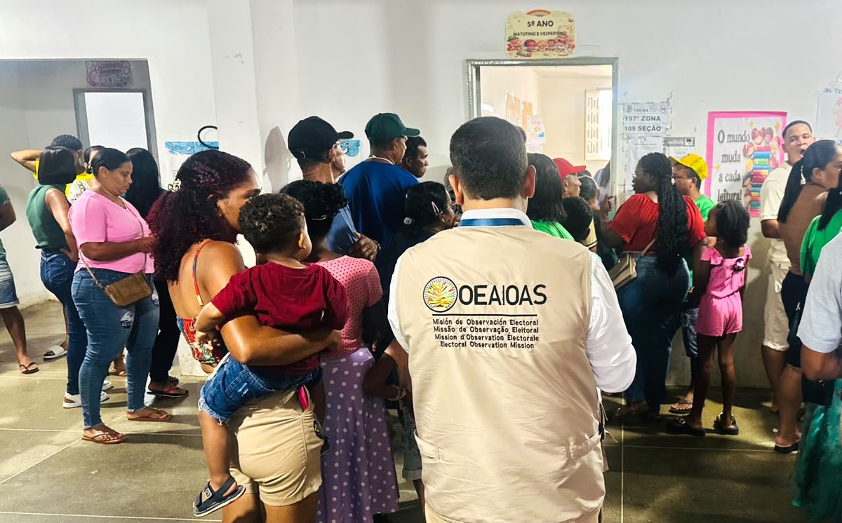 OEA_oficial's tweet photo. Los observadores de la #MOE_OEA en Brasil continúan desplegados, acompañando el funcionamiento de las secciones electorales y la participación de los electores.

La Misión es posible gracias a las contribuciones financieras de 🇨🇦 🇺🇸 🇮🇹 🇫🇷 🇵🇪 🇹🇷 🇨🇭 🇪🇸 y 🇵🇹.

#Eleições2026 🇧🇷 https://t.co/hNgedgZV5H