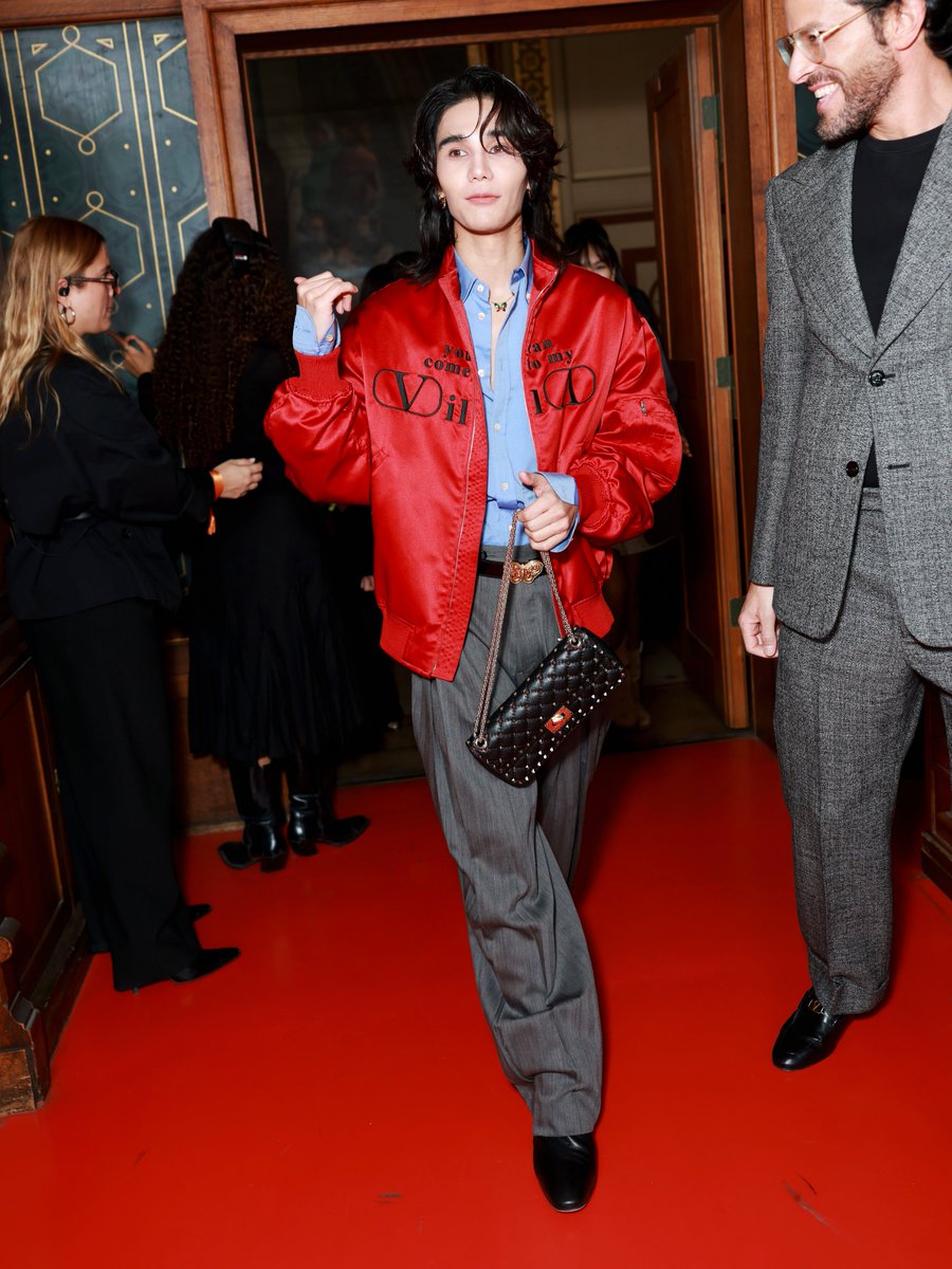 lessencestudios's tweet photo. Valentino brand ambassador Jeff Satur attends the Valentino Spring/Summer 2027 show at Paris Fashion Week.

#JeffSatur #ValentinoAntibiblioteca https://t.co/2BMqUG089B
