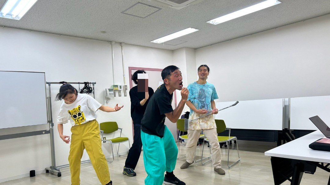 kumachan771's tweet photo. ほとんどの人にとって意味が分からないと思いますが(私も)、あえて言います。『銀河軽トラの夜』はロックンロールでした。稽古3回目。作･演出の白井さんワールド全開。わたしもノリノリで乗っていきたい。
#ユメカナエ2026
#軽トラ演劇 https://t.co/vw7DH2hjQT